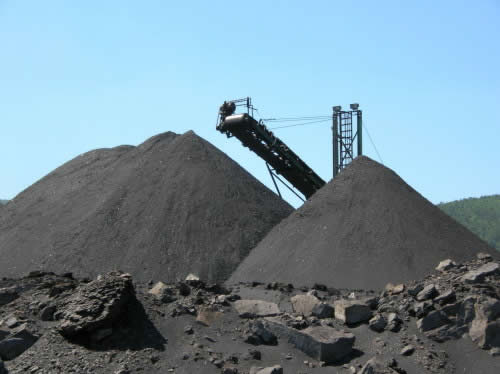 Onsite primary crusher stockpiles the Lower Harshorne coal on site